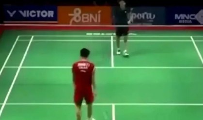 Jogador de badminton de 17 anos morre após desmaiar em quadra