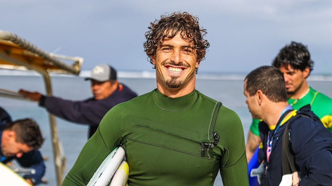 Chumbinho durante treinos no Taiti para os Jogos Olímpicos