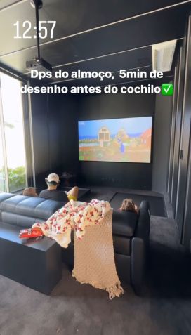 Virginia mostrou Zé Felipe e as filhas no cinema da mansão / Foto: Instagram/Virginia Fonseca