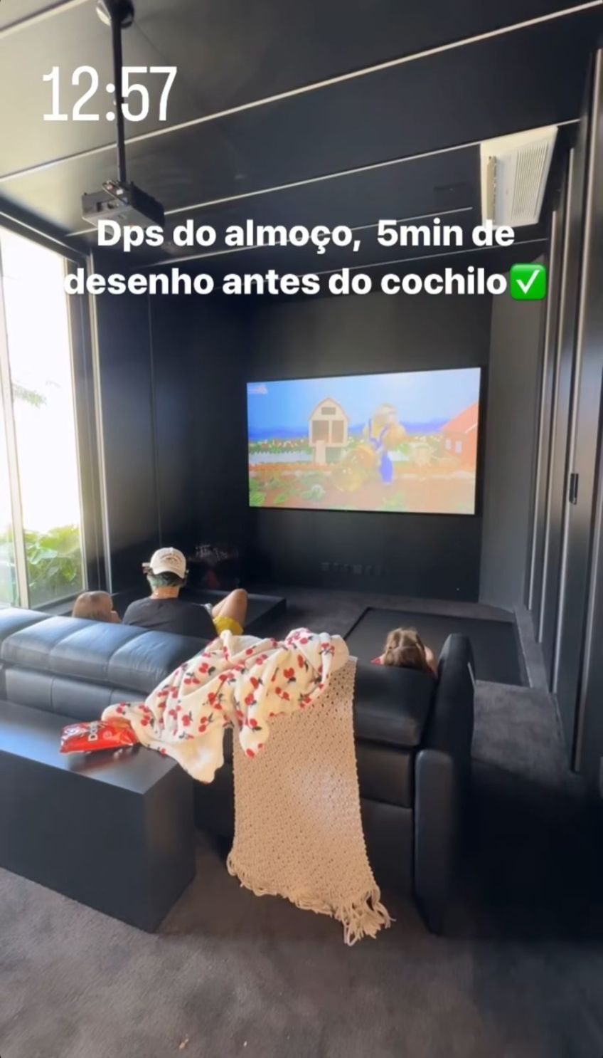 Virginia mostrou Zé Felipe e as filhas no cinema da mansão / Foto: Instagram/Virginia Fonseca