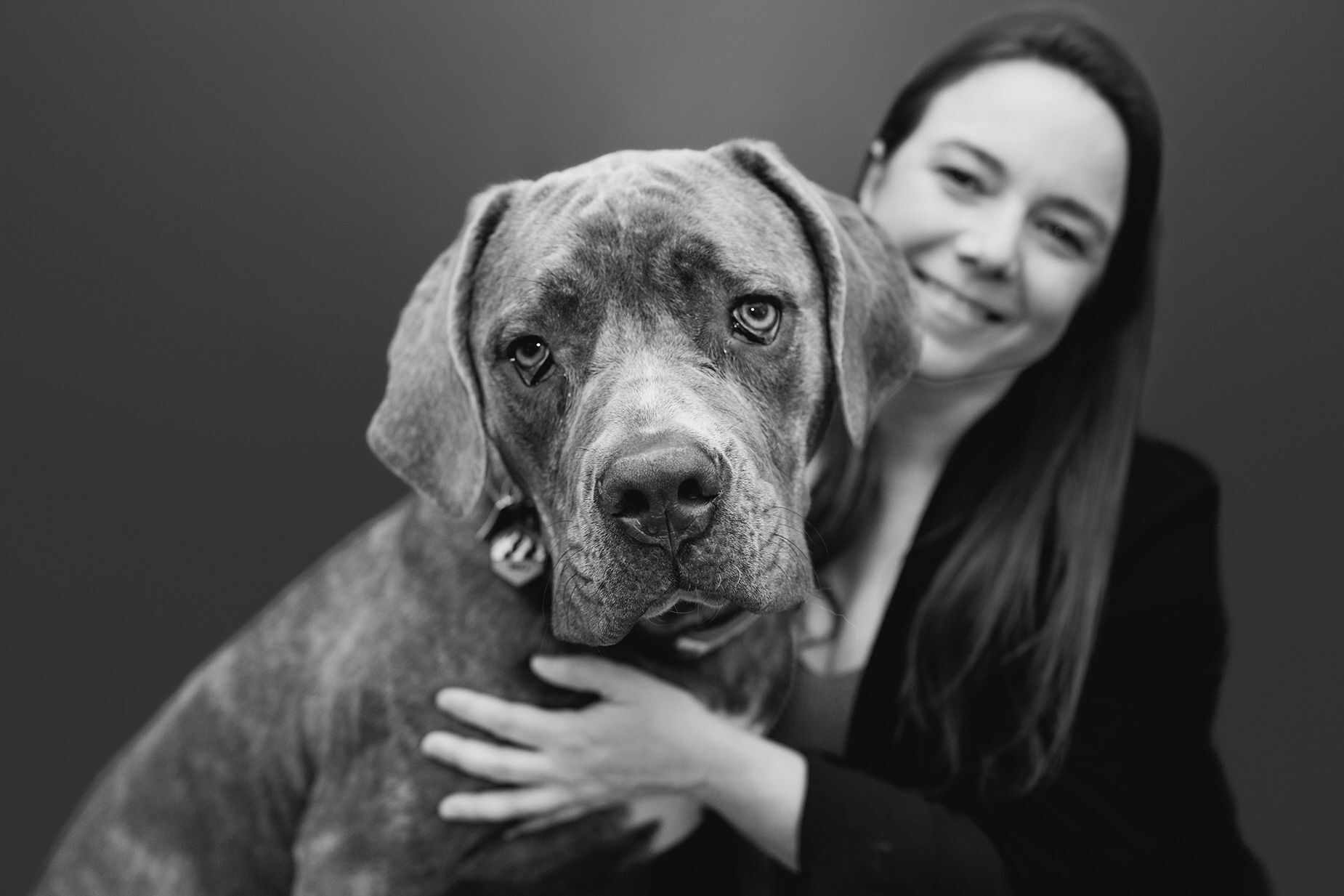 Denali, visto aqui com seu dono, o veterinário Dr. Dana Varble, agora está totalmente curado de sua cirurgia ocular / Jenny May Stringer