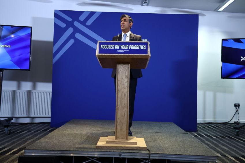 O primeiro-ministro britânico Rishi Sunak durante o lançamento do manifesto da campanha eleitoral da Escócia em 24 de junho de 2024 em Edimburgo, Escócia. / Jeff J Mitchell/Getty Images