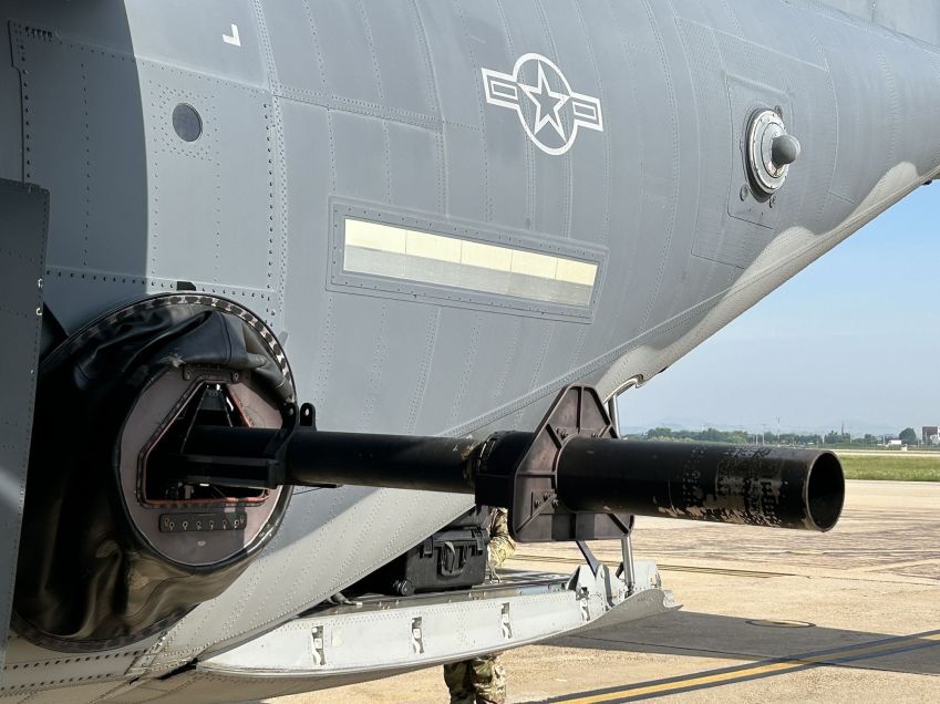 Um obus de 105 mm é visto na traseira de um AC-130J da Força Aérea dos EUA na Base Aérea de Osan, Coreia do Sul, no início de junho de 2024. / Brad Lendon/CNN via CNN Newsource