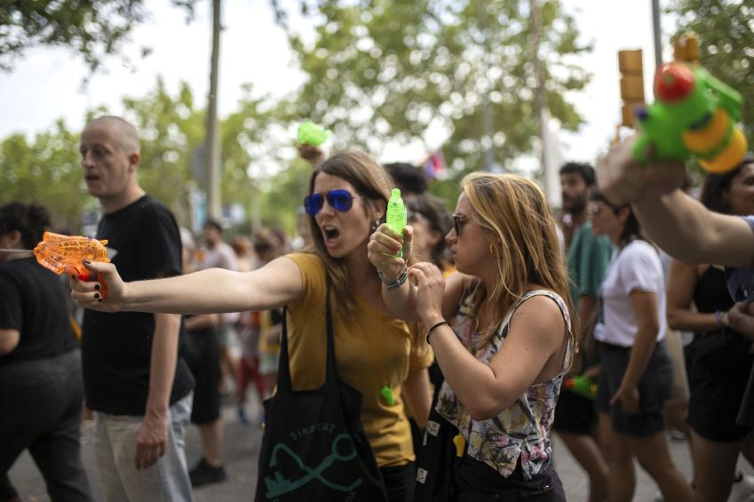 Manifestantes jogam água em turistas em Barcelona • Lorena Sopêna/Europa Press/AP via CNN Newsource