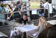 Manifestantes disparam pistolas d'água contra visitantes em Barcelona