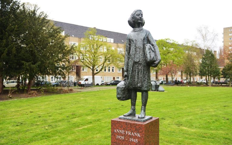 A estátua de Anne Frank, em Amsterdã, exibida em 2016. O prefeito da cidade denunciou o vandalismo, dizendo: "Não há desculpa para isso". • Klaus Rose/ullstein imagem/Getty Images via CNN Newsource