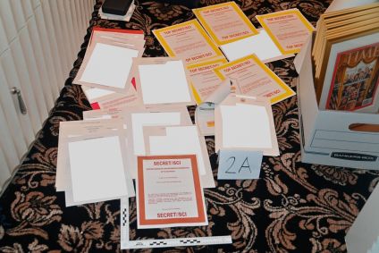 Esta imagem contida em um processo judicial do Departamento de Justiça dos EUA em 30 de agosto de 2022, e parcialmente redigida pela fonte, mostra uma foto de documentos apreendidos durante buscas do FBI em 8 de agosto na propriedade do ex-presidente Donald Trump em Mar-a-Lago.
