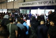 Polícia do Reino Unido suspende agente envolvido em abordagem violenta