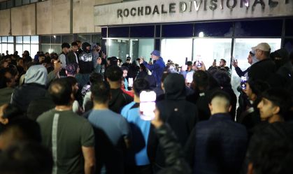Polícia do Reino Unido suspende agente envolvido em abordagem violenta