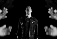 Coldplay interpreta música em língua de sinais em novo clipe; assista