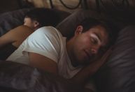 Emprego dos sonhos? Empresa abre vagas para dormir em serviço; entenda
