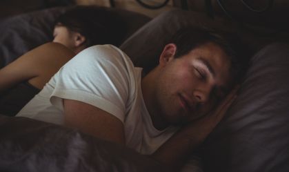Emprego dos sonhos? Empresa abre vagas para dormir em serviço; entenda
