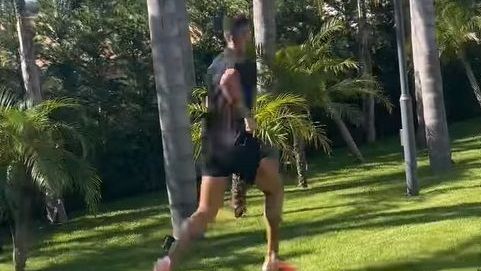Cristiano Ronaldo corre no quintal de casa antes de voltar aos treinos com o Al Nassr