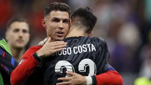 Cristiano Ronaldo abraça Diogo Costa, herói da disputa de pênaltis de Portugal x Eslovênia