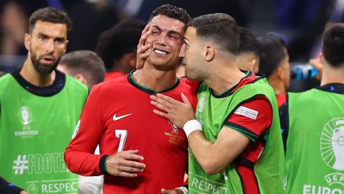 Cristiano Ronaldo chora antes das cobranças de pênaltis contra a Eslovênia