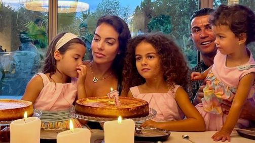 Cristiano Ronaldo com a esposa e as filhas