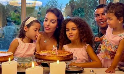 Cristiano Ronaldo com a esposa e as filhas