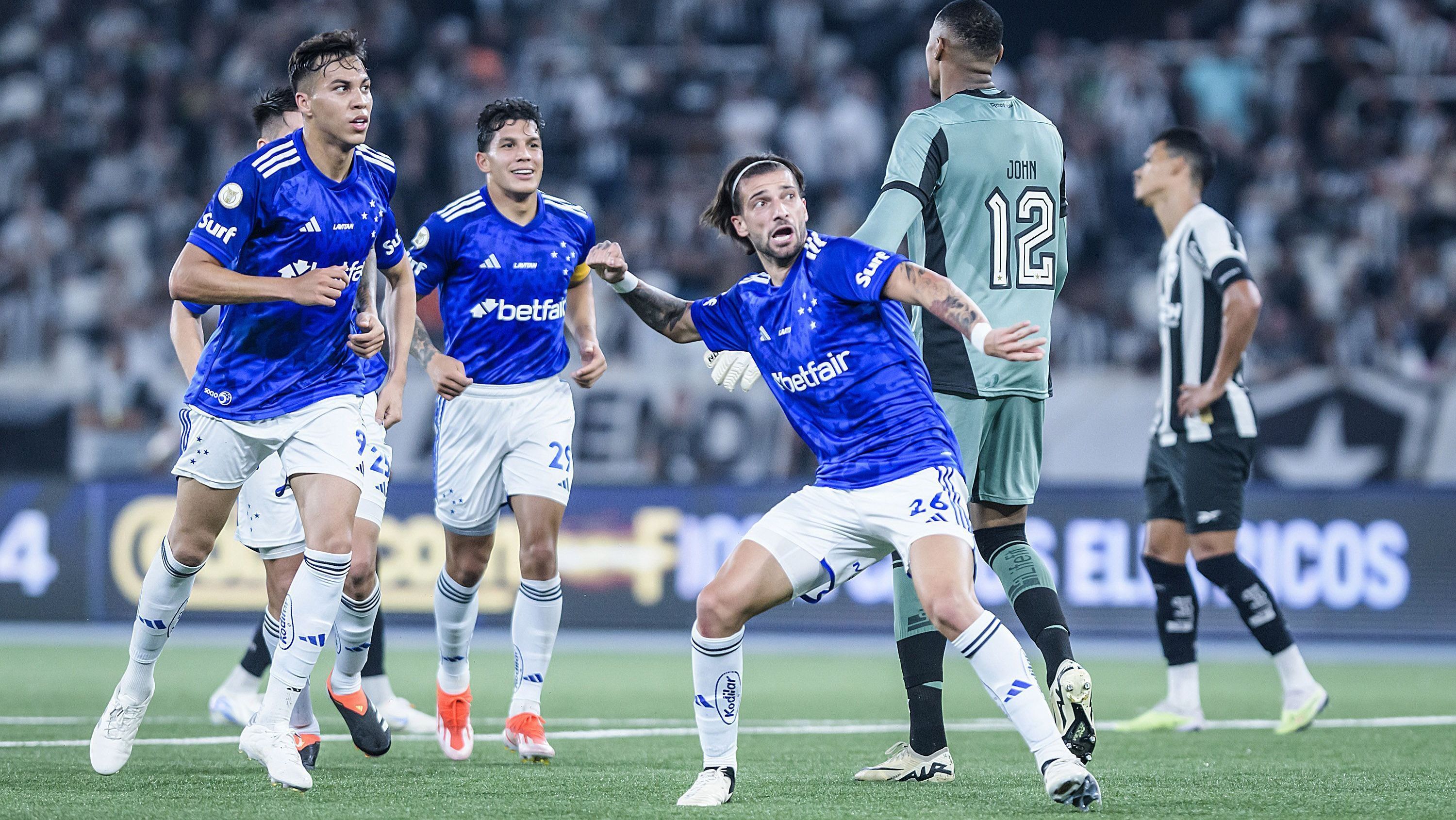 Lautaro Díaz comemora o gol que marcou para o Cruzeiro sobre o Botafogo
