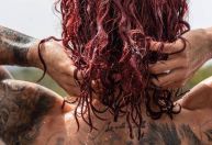 Campeão da Eurocopa cumpre promessa e pinta cabelo de vermelho; veja