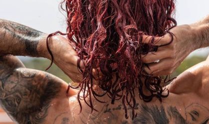 Campeão da Eurocopa cumpre promessa e pinta cabelo de vermelho; veja