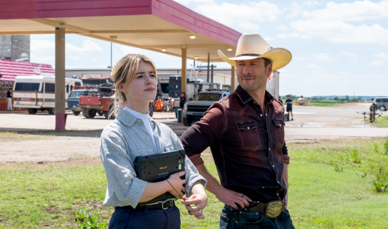 Daisy Edgar-Jones e Glen Powell em "Twisters" / Divulgação/Warner Bros.