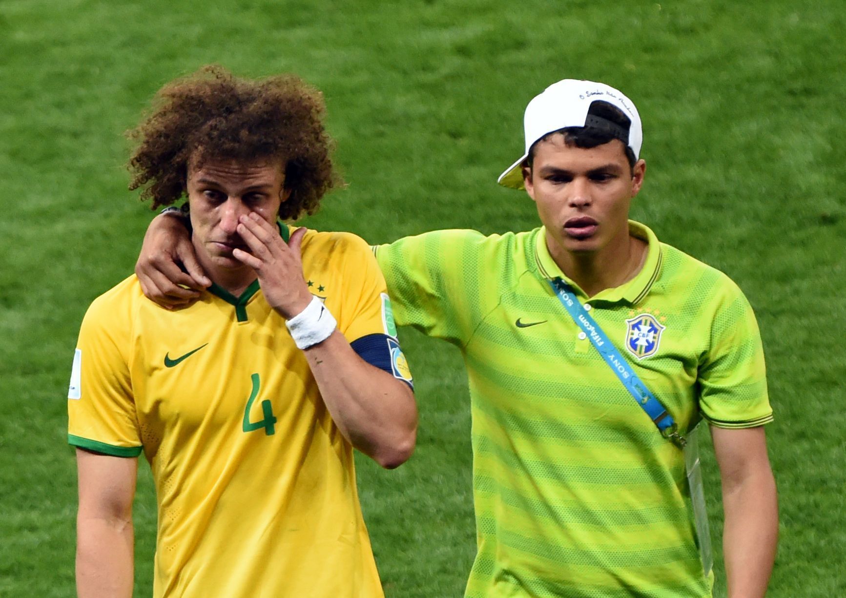 Thiago Silva consola David Luiz após a derrota do Brasil para a Alemanha na Copa de 2014