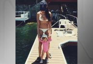 Demi Moore aparece de biquíni com a neta ao celebrar aniversário da filha