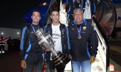 Seleção Argentina é recebida com festa após bi da Copa América