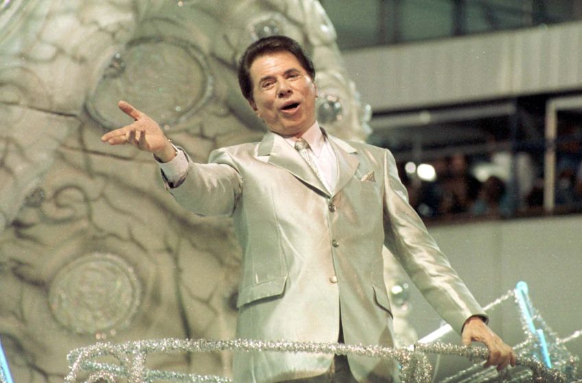 Brasil, Rio de Janeiro, RJ. 25/02/2001. O empresário e apresentador Silvio Santos desfila como destaque da escola de samba carioca Tradição, em 2001, cujo enredo era "O Homem do Baú-Hoje é Domingo, é Alegria. Vamos Sorrir e Cantar!", no Rio de Janeiro. - Crédito: FÁBIO MOTTA/ESTADÃO CONTEÚDO/AE/Código imagem:158808