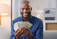 Dinheiro compra felicidade? 5 dicas para transformar conta bancária em sorrisos