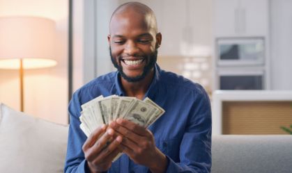 Dinheiro compra felicidade? 5 dicas para transformar conta bancária em sorrisos