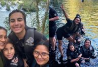Dira Paes compartilha fotos raras com a família em viagem; veja