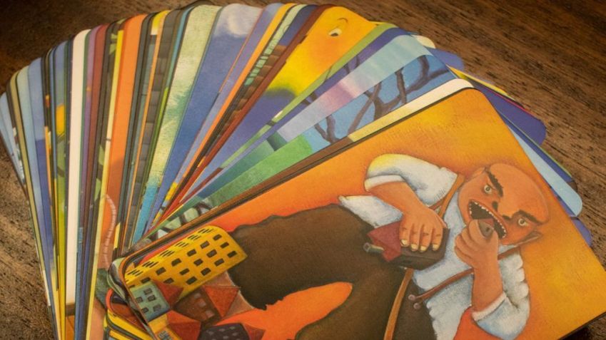 Dixit é um jogo que tem ganhado popularidade com cartas que desafiam a imaginação dos participantes / Divulgação/Dixit