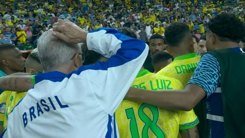 Dorival Júnior ficou fora da roda dos jogadores antes da disputa por pênaltis • Reprodução/Conmebol