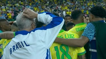 Dorival Júnior ficou fora da roda dos jogadores antes da disputa por pênaltis
