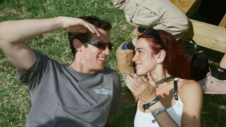 Dua Lipa postou, pela primeira vez, fotos com o ator Callum Turner