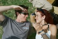 Callum Turner faz revelação romântica sobre primeiro encontro com Dua Lipa