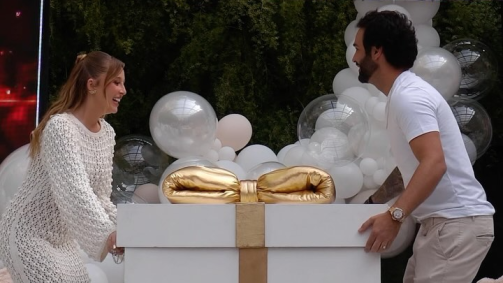 Durante um evento com a presença de amigos e familiares, o casal abriu uma caixa de presentes gigante, de onde saíram bexigas