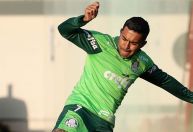 Sem jogar e cabisbaixo, Dudu demonstra abatimento no Palmeiras