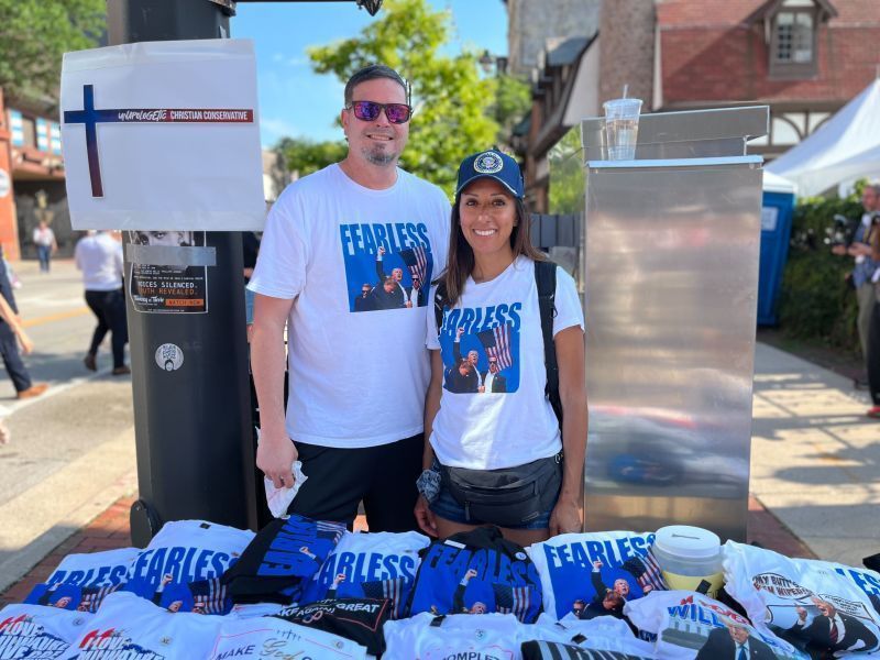 Brad e Andrea Neuser posam com seus produtos sendo vendidos do lado de fora da Convenção Nacional Republicana em Milwaukee.