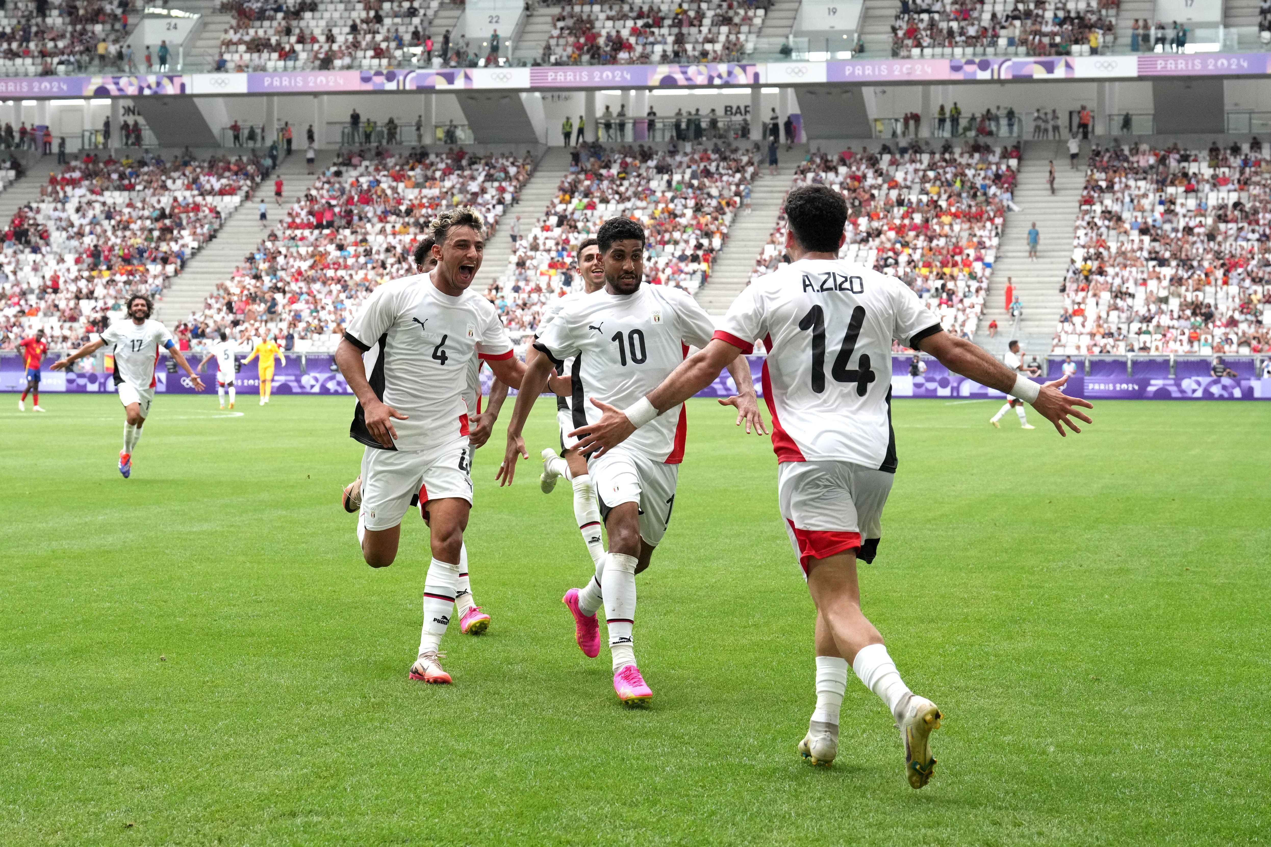 Jogadores do Egito comemoram um dos gols contra a Espanha no futebol masculino dos Jogos Olímpicos