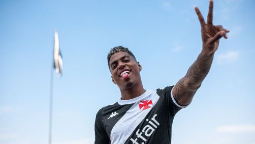 Emerson Rivaldo Rodríguez posa com a camisa do Vasco