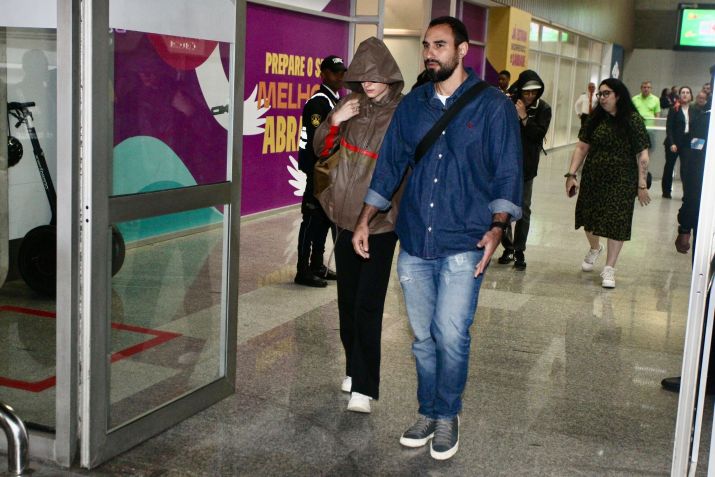 Emma Corrin e Rami Malek desembarcam no Rio / AgNews