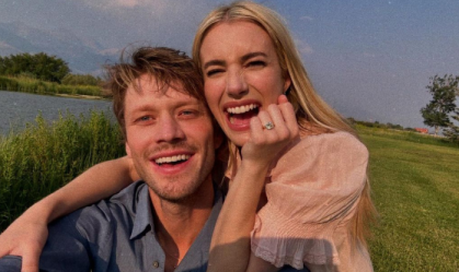 Emma Roberts anuncia noivado com o ator Cody John