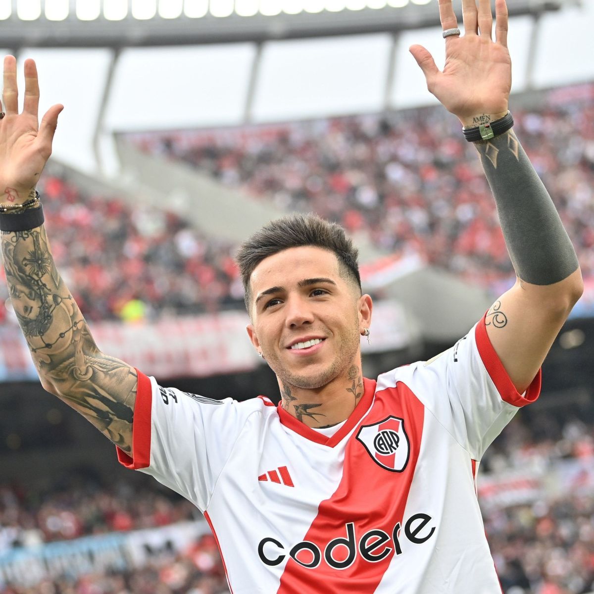Homenagem do River Plate a Enzo Fernández tem cantos racistas de torcedores | CNN Brasil