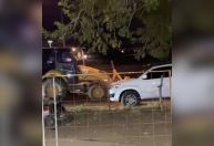 Homem é preso após arrastar carros e motos com retroescavadeira no Ceará; assista