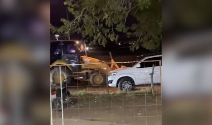 Homem é preso após arrastar carros e motos com retroescavadeira no Ceará
