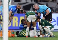 Estêvão deixa estádio mancando e preocupa Palmeiras; veja vídeo