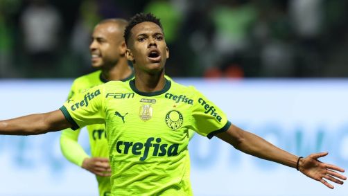 Estevão, do Palmeiras, comemora gol contra o Bahia, durante partida válida pela 15ª rodada do Campeonato Brasileiro no Allianz Parque