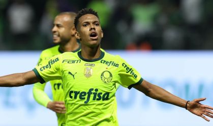 Estevão, do Palmeiras, comemora gol contra o Bahia, durante partida válida pela 15ª rodada do Campeonato Brasileiro no Allianz Parque